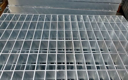 鋼格柵G503/30/50W熱浸鋅對(duì)插型格柵，適用于脫硫塔平臺(tái)